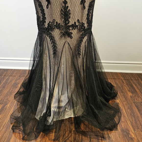 👍NWT Cachet black embroidered tulle beige stretch lined maxi gown dress size 12 - Picture 8 of 11